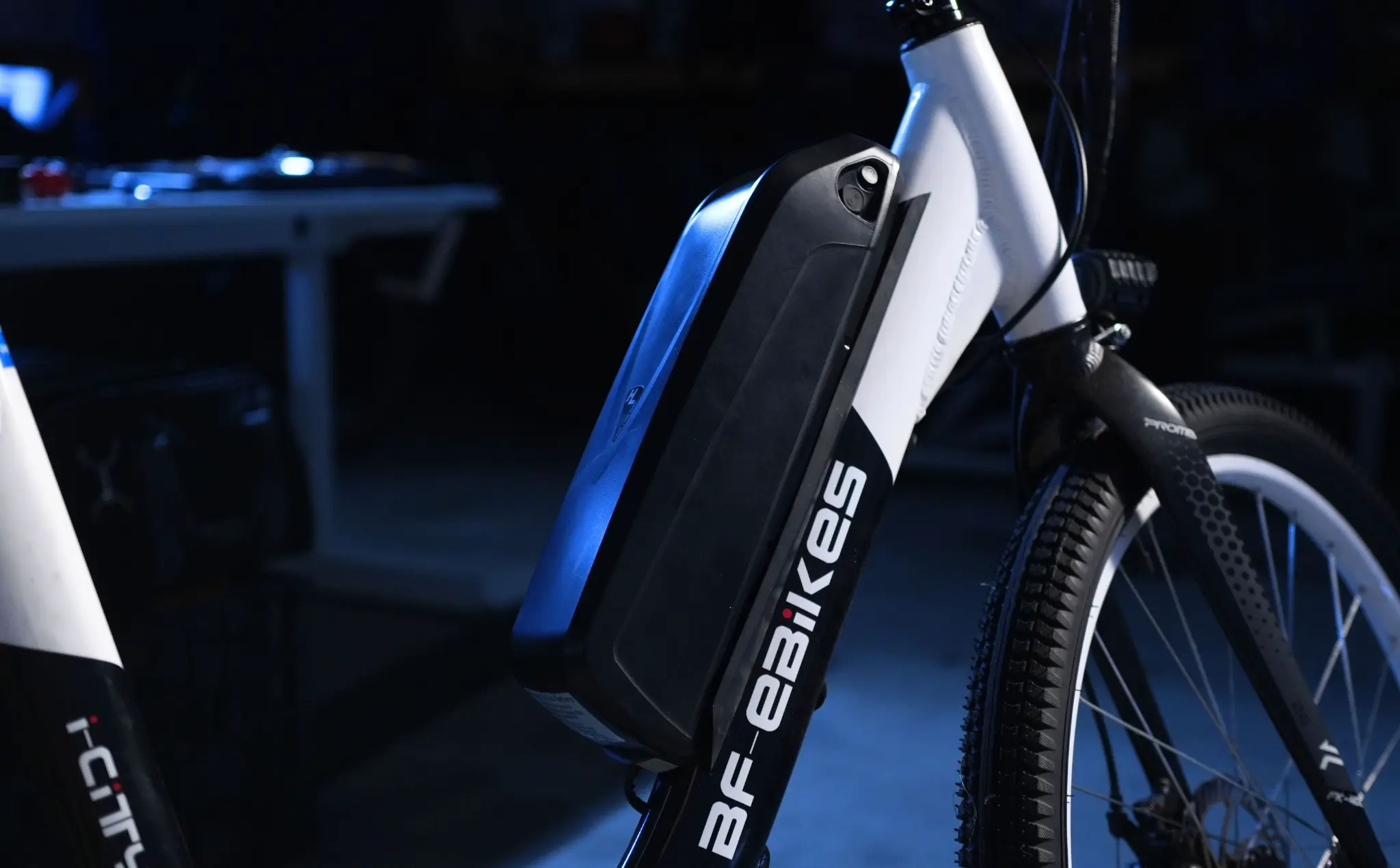 Panasonic shark-pack battery on downtube