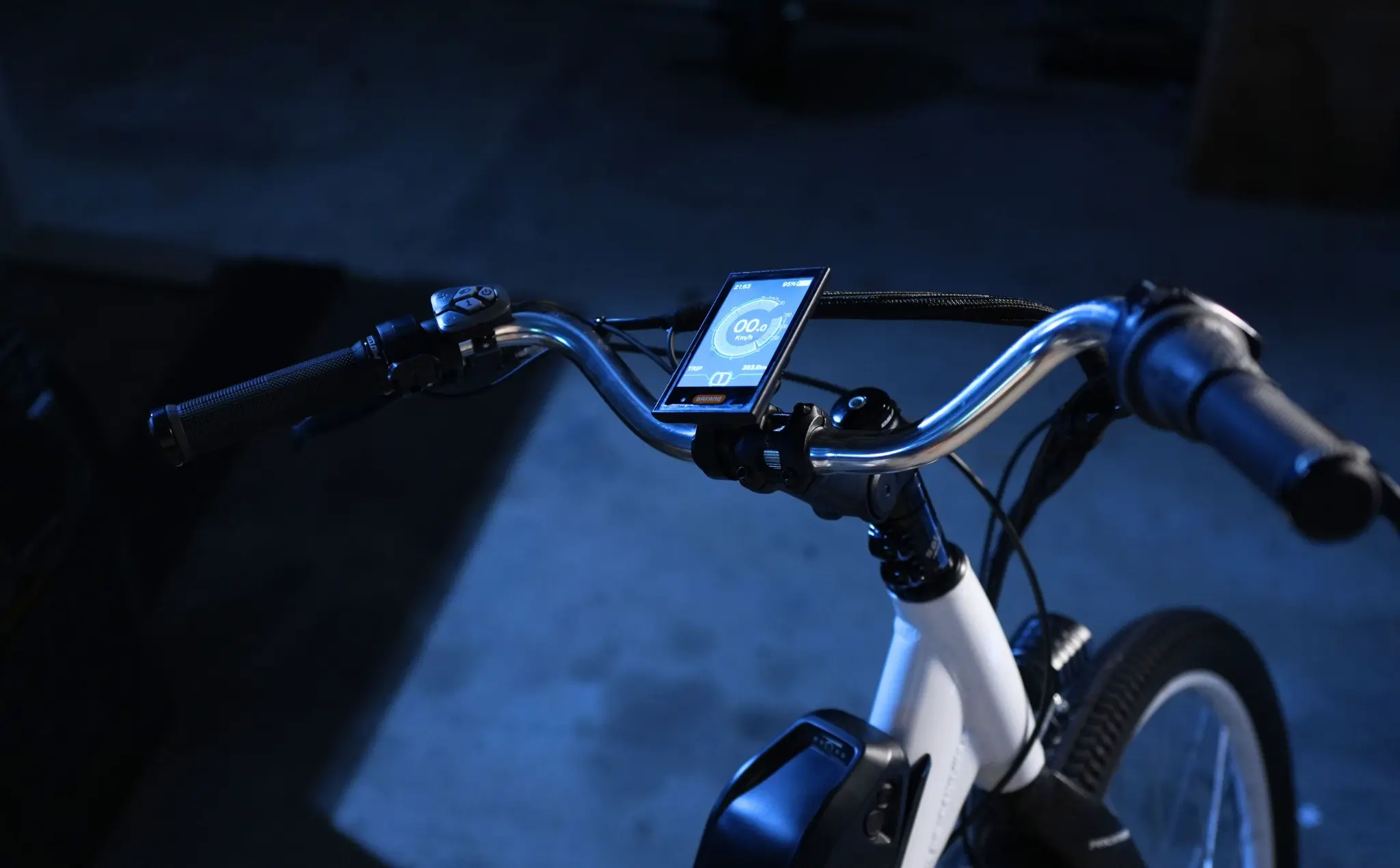 Cockpit with large colour display and handlebar control pad